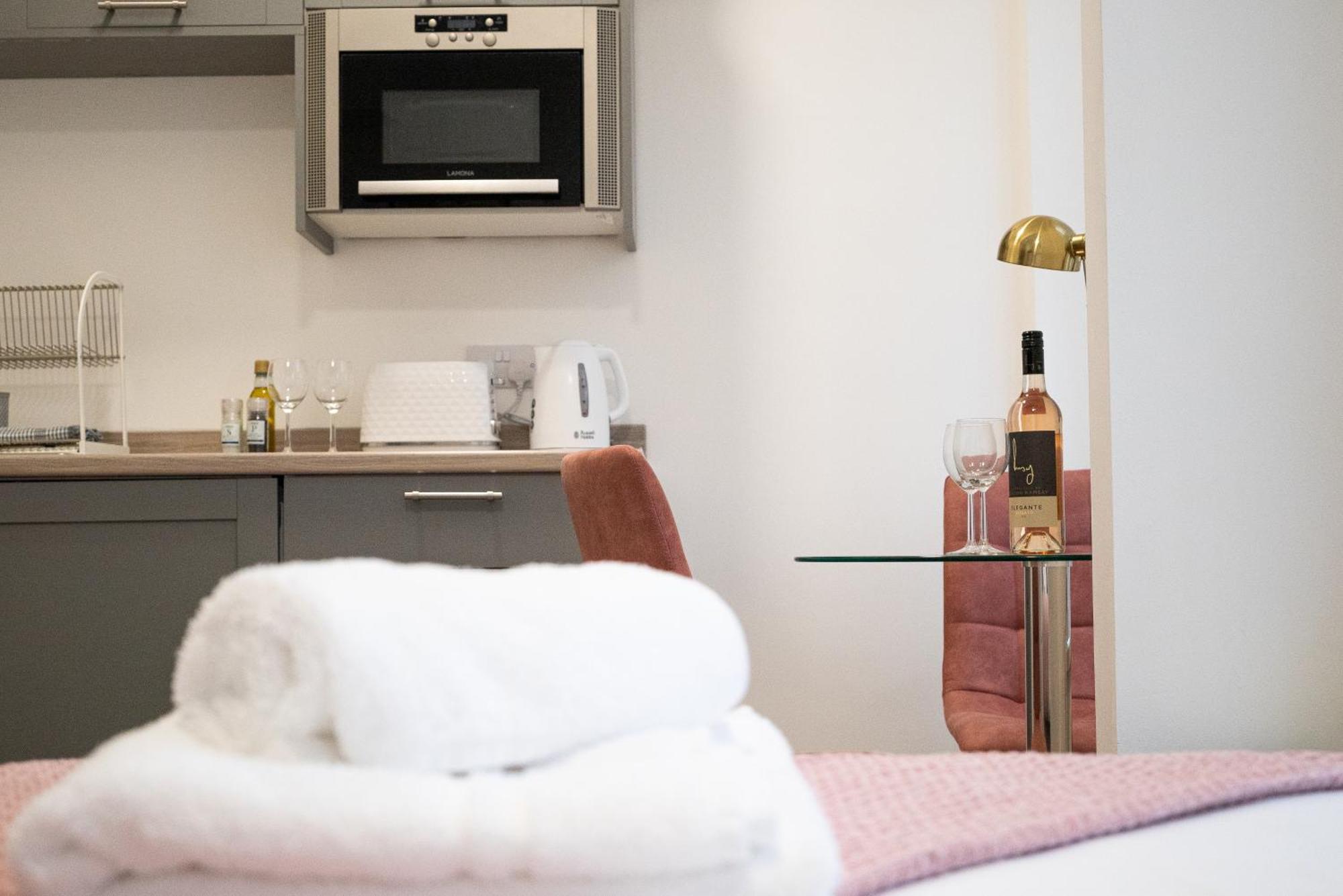 Elmo River Studios - 6 En-Suites In Wallasey - Easy Parking - Short And Long Stays Welcome מראה חיצוני תמונה