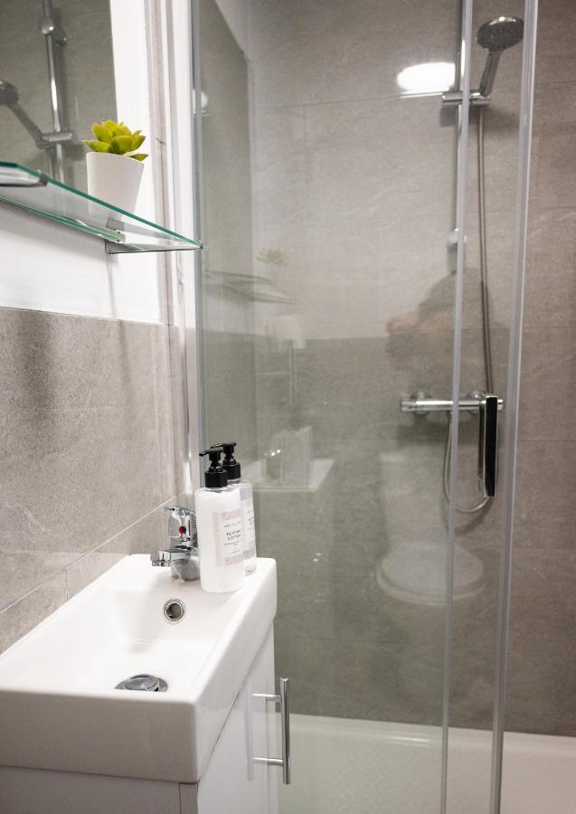 Elmo River Studios - 6 En-Suites In Wallasey - Easy Parking - Short And Long Stays Welcome מראה חיצוני תמונה