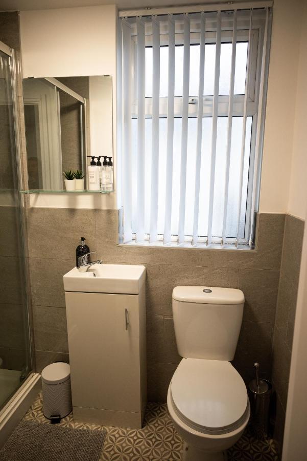 Elmo River Studios - 6 En-Suites In Wallasey - Easy Parking - Short And Long Stays Welcome מראה חיצוני תמונה
